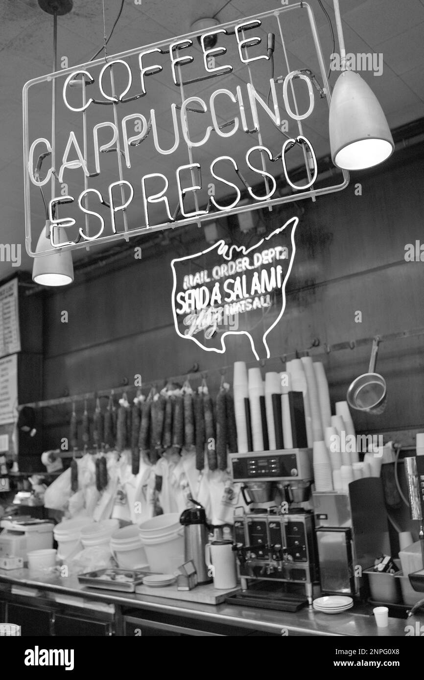 Famoso in tutto il mondo, il Katz's Delicatessen, situato sul lato inferiore orientale di Manhattan, NYC, USA. Deli senza fronzoli con servizio theatrically cranky Foto Stock