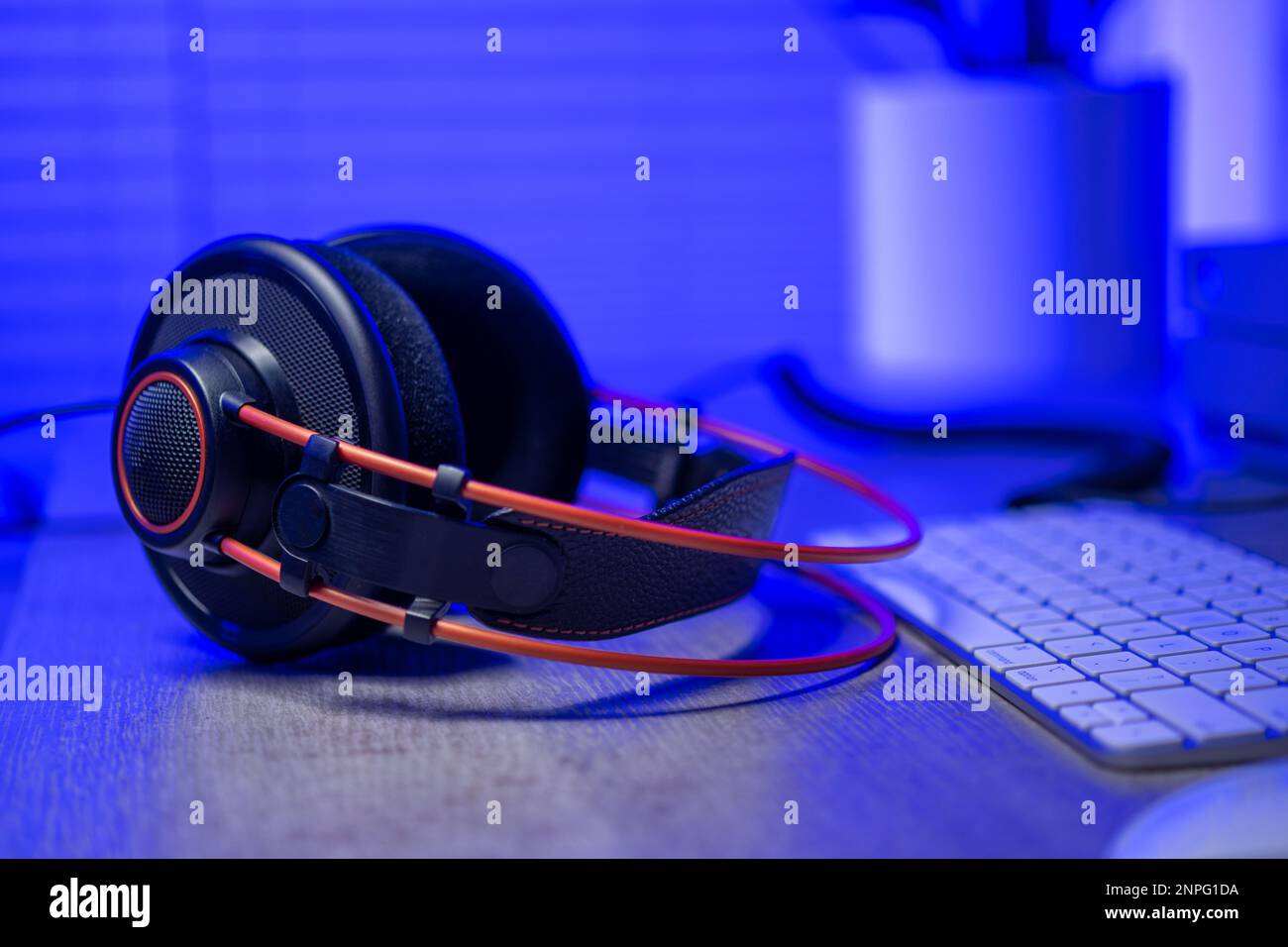 Cuffie audio di qualità professionale appoggiate su una scrivania. Tema editing e mixaggio di musica. Foto Stock