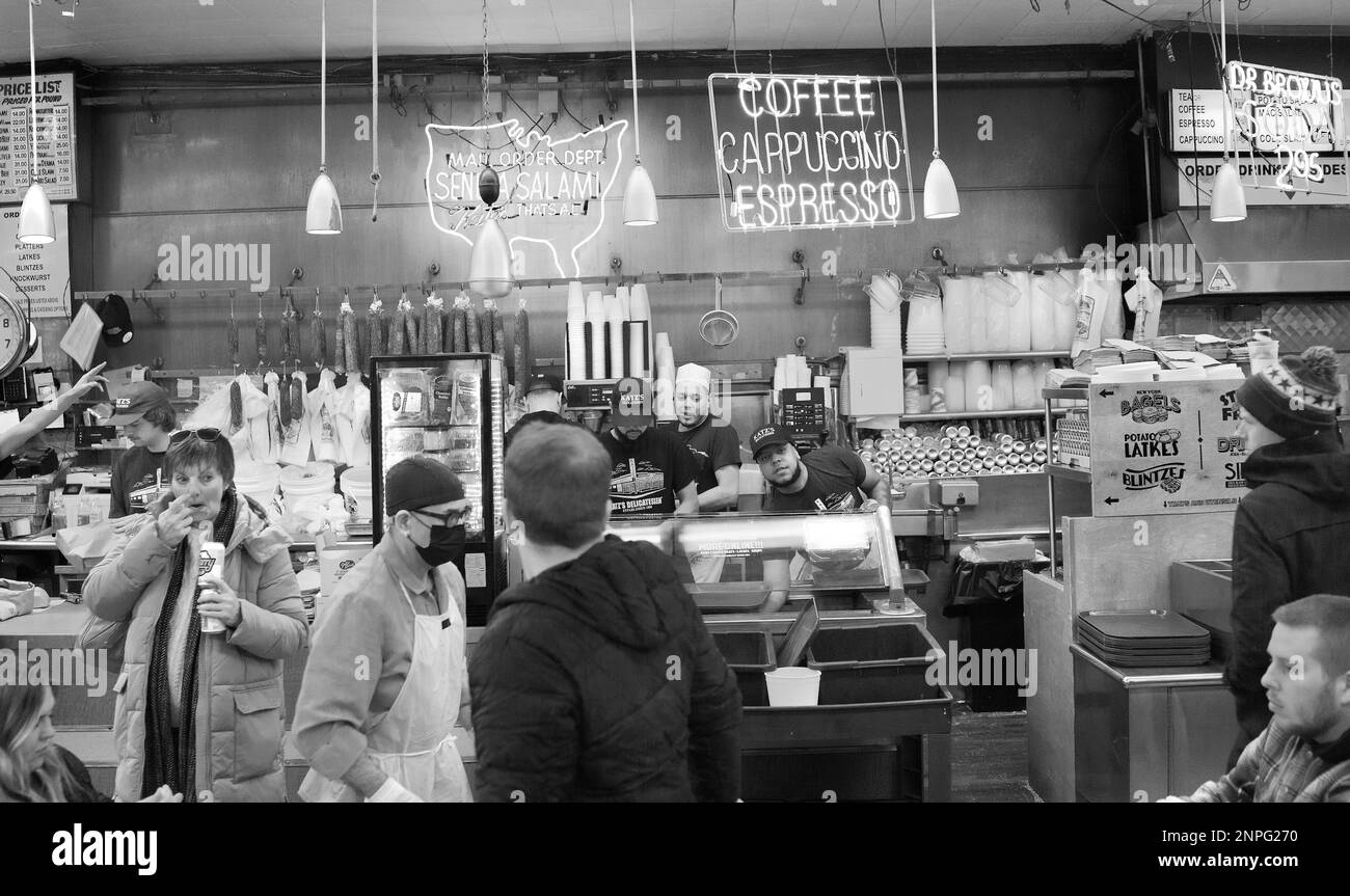 Famoso in tutto il mondo, il Katz's Delicatessen, situato sul lato inferiore orientale di Manhattan, NYC, USA. Deli senza fronzoli con servizio theatrically cranky Foto Stock