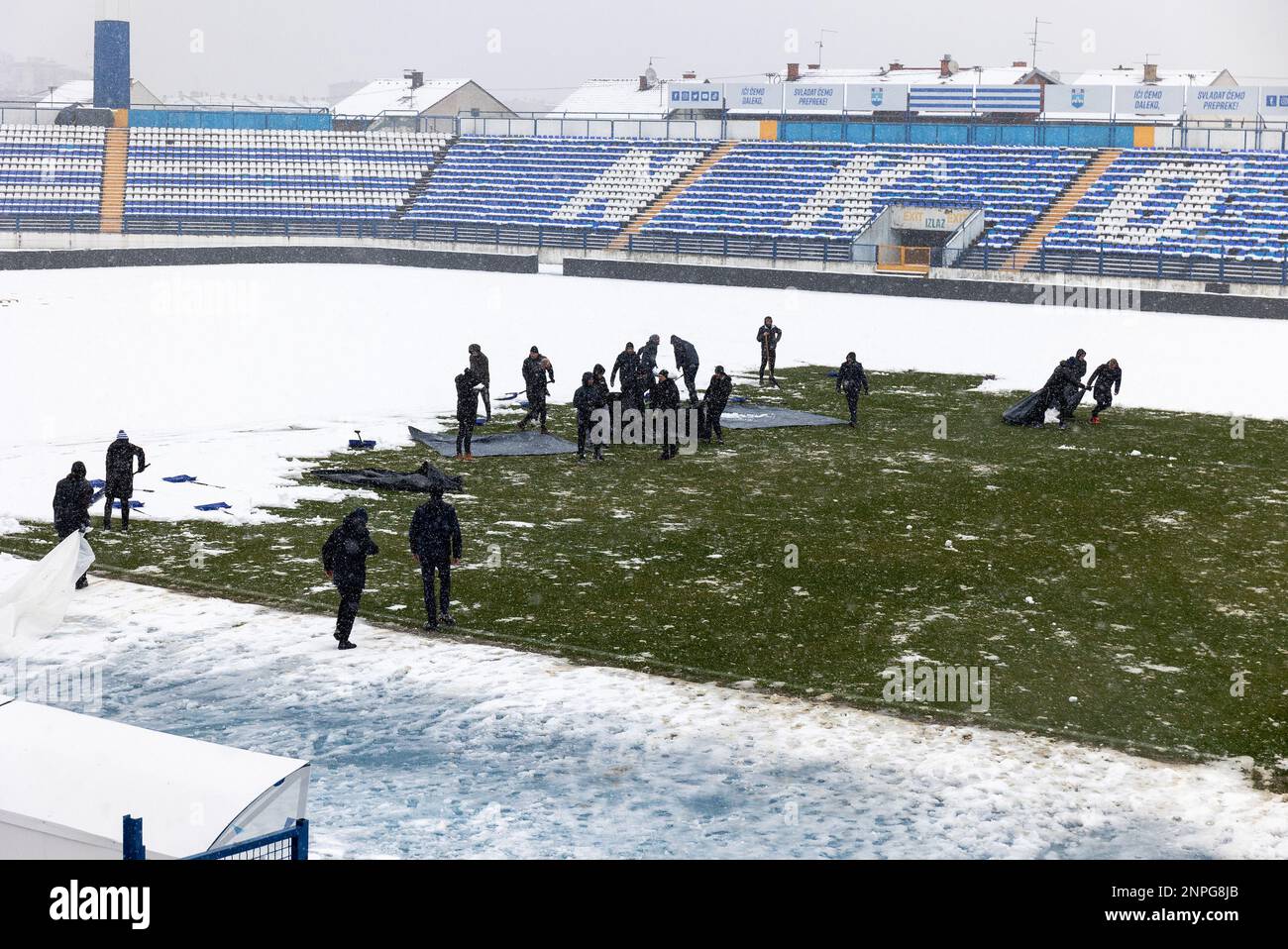 Kohorta, fan su NK Osijek libera la neve in campo al Gradski vrt Stadium davanti alla prima lega croata Supersport HNL tra NK Osijek e NK Varazdin, a Osijek, Croazia, il 26 febbraio 2023. Foto: Davor Javorovic/PIXSELL Foto Stock