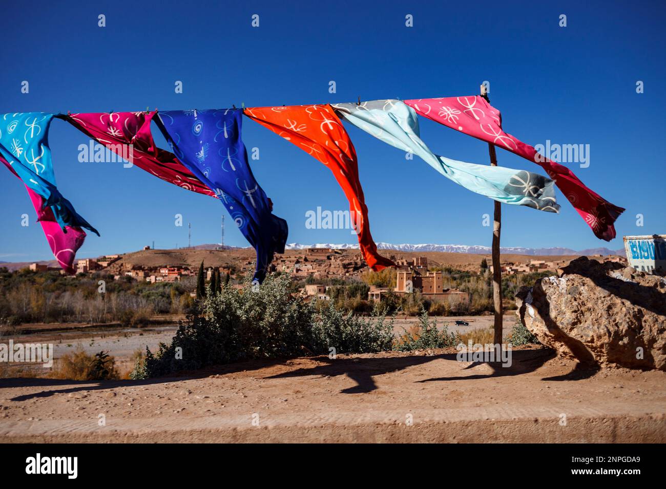 Asciugamani colorati nel vento in Marocco Foto Stock
