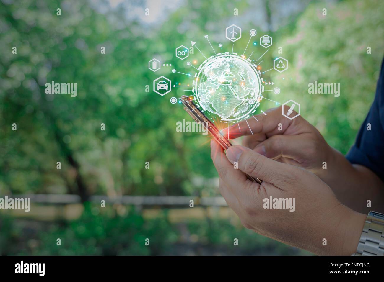 Gli agricoltori che dispongono di uno smartphone con moderne icone di interfaccia, analizzano i rendimenti con una tecnologia intelligente per la crescita aziendale nell'azienda agricola, ESG, ambiente Foto Stock