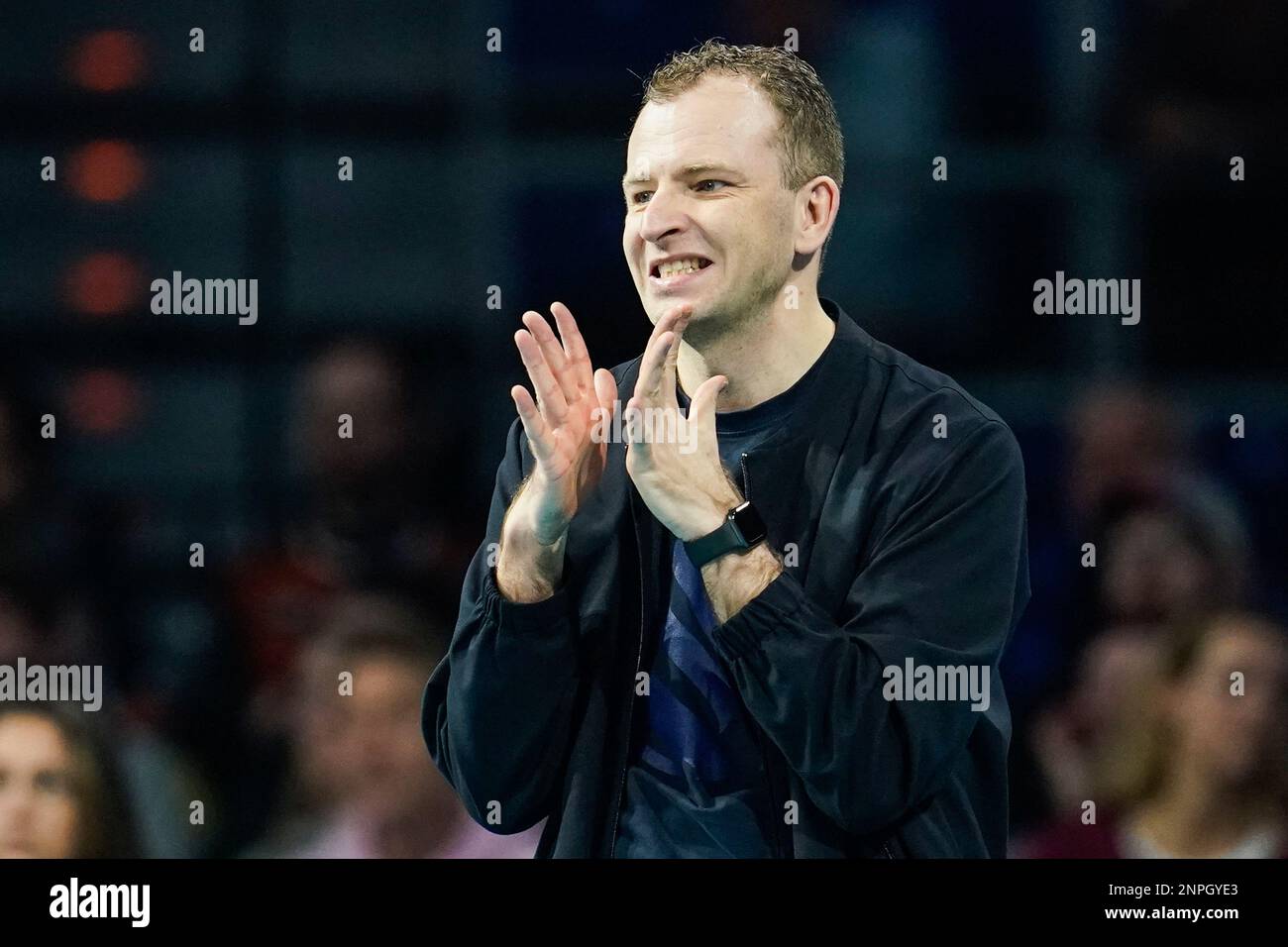 26 febbraio 2023, Baden-Württemberg, Mannheim: Pallavolo, uomini: DVV Cup, SWD-Powervolleys Düren - Berlin volleys, finale, SAP Arena. L'allenatore di Düren Rafal Murczkiewicz gesti. Foto: Uwe Anspach/dpa Foto Stock