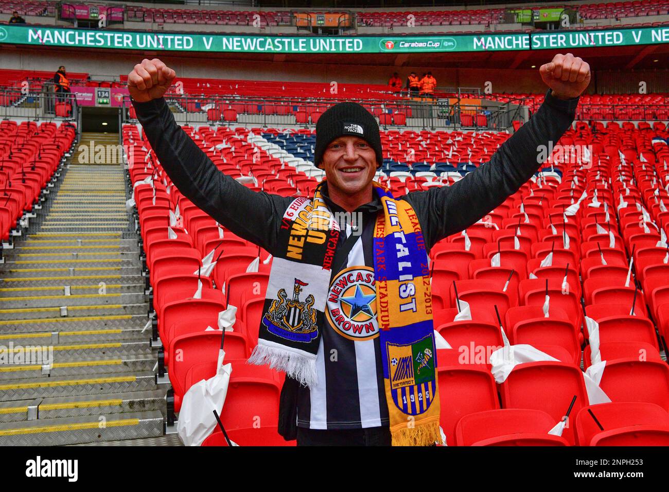 Wembley, Londra, Regno Unito. 26th Feb, 2023. Un fan di Newcastle arriva presto per la finale della Carabao Cup tra il Manchester United e il Newcastle United a Old Trafford il 26th 2023 febbraio, in Inghilterra. (Foto di Jeff Mood/phcimages.com) Credit: PHC Images/Alamy Live News Foto Stock