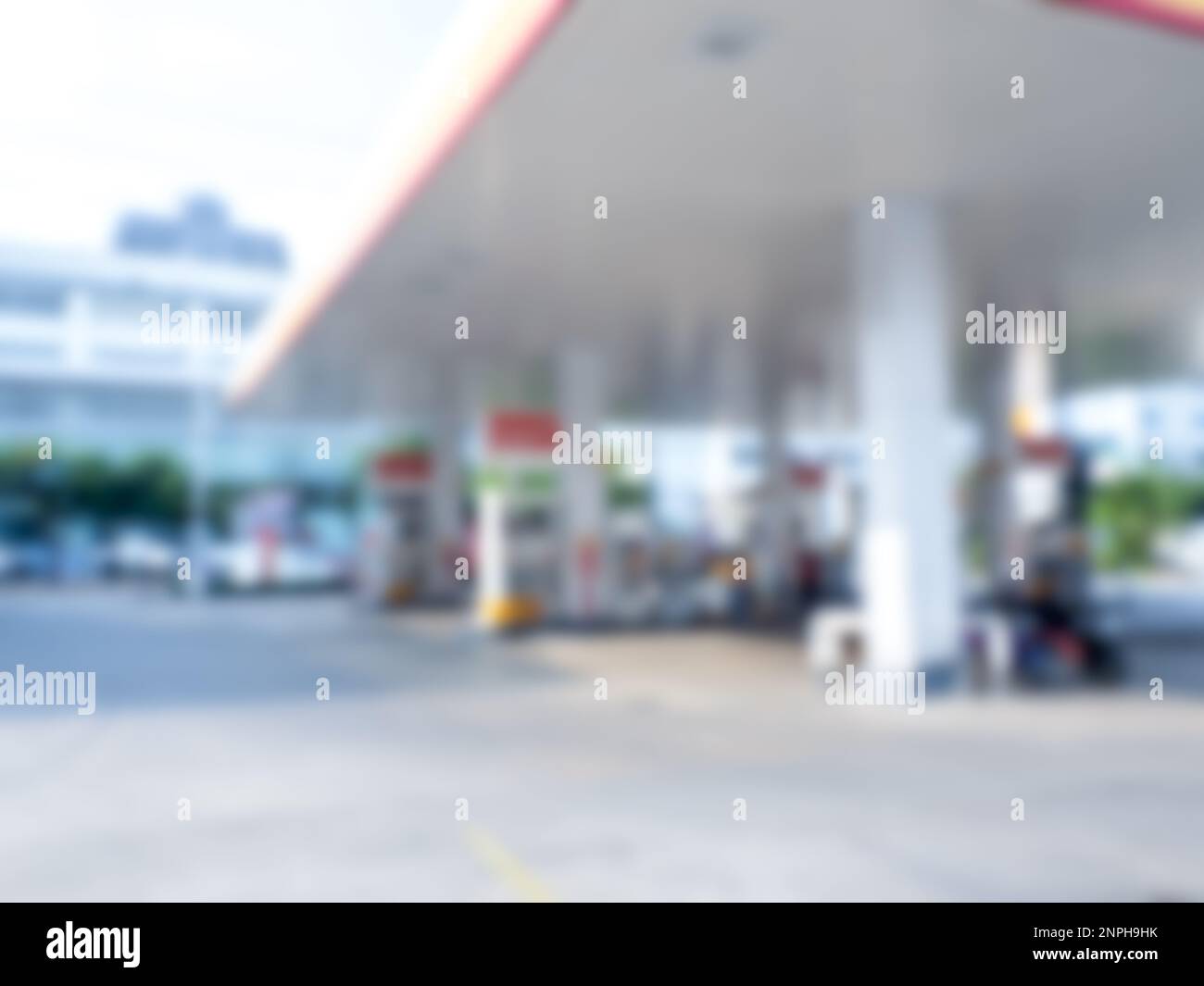 Interno astratto della stazione di servizio di sfocatura. Stazione di rifornimento carburante sfocata, sfocata. Edificio sfocato sullo sfondo della stazione di servizio della pompa g Foto Stock