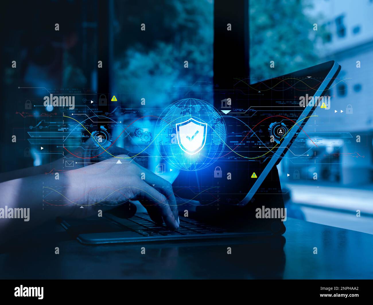 Cybersecuret, tecnologia di sicurezza di rete Internet in tutto il mondo, concetti di protezione dei dati digitali sulla privacy. L'icona dello scudo di sicurezza ologramma appare durante il perso Foto Stock