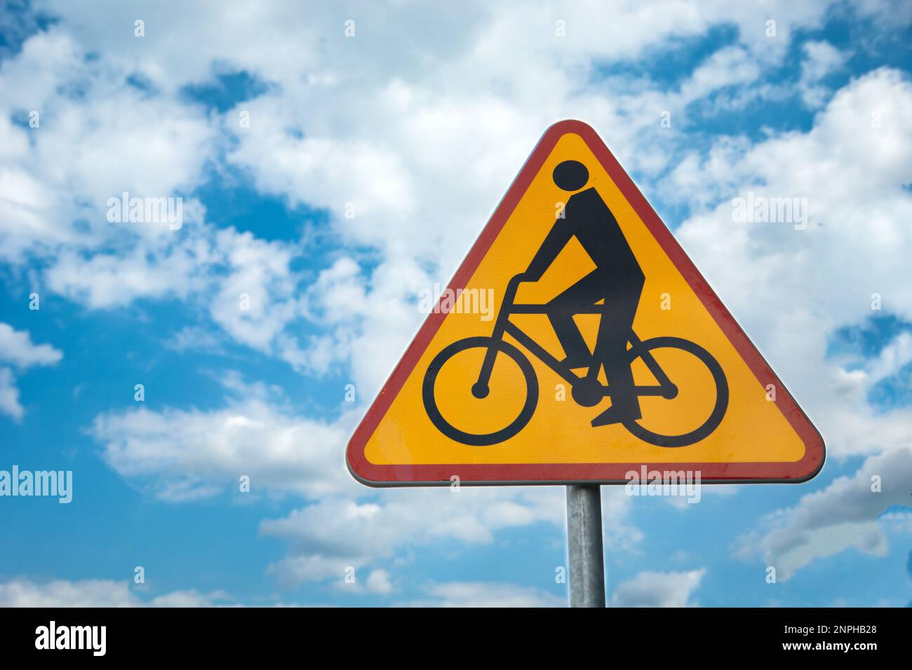 Giallo-rosso strada segno ciclisti contro il cielo blu Foto Stock