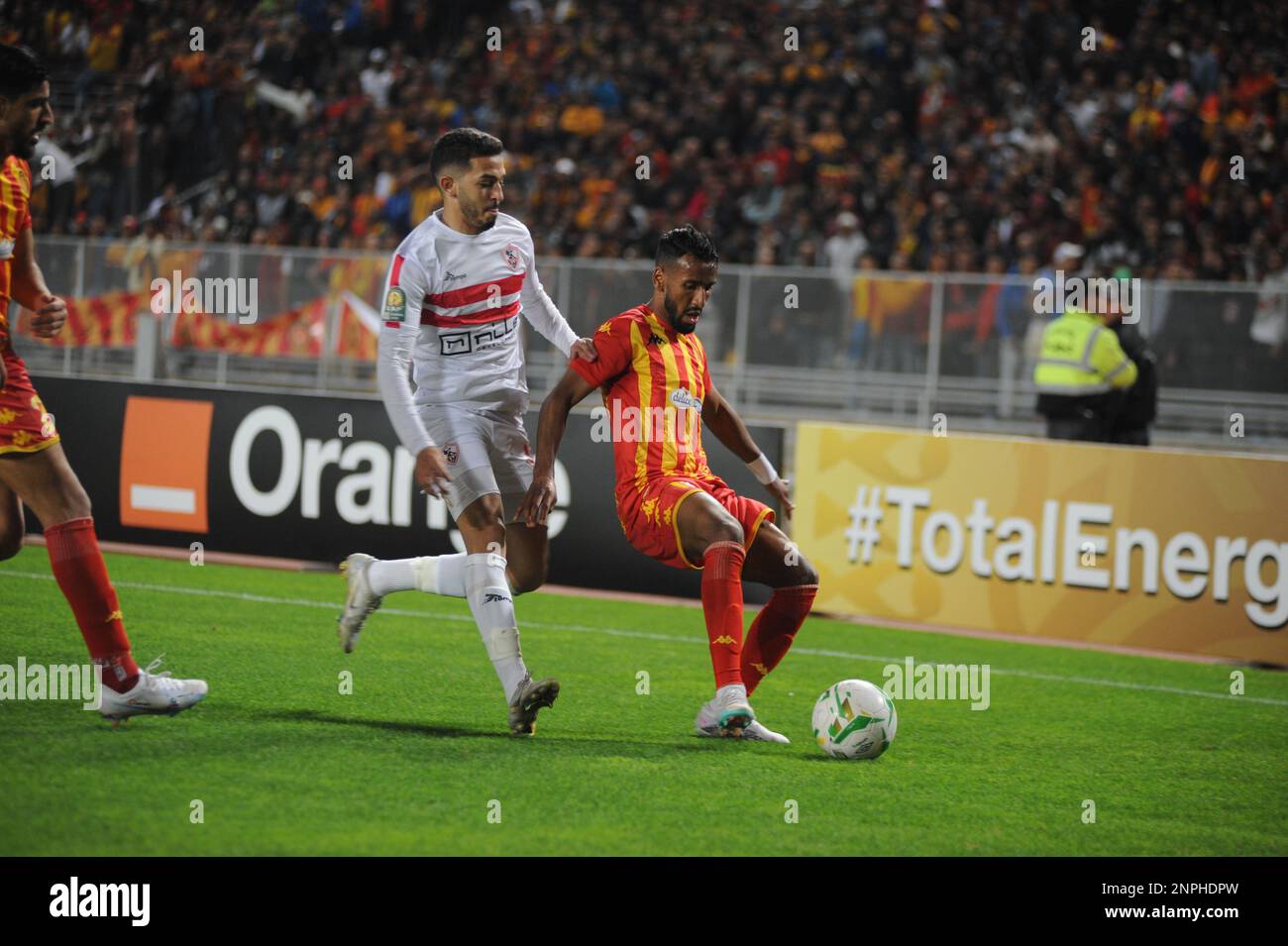 Rades, Tunisi, Tunisia. 25th Feb, 2023. Hamdou El Houni di EST in azione durante la partita di Esperance di Tunisi (EST) vs Zamalek del Cairo (Egitto) per conto del 3rd° giorno della CAF Champions League (Credit Image: © Chokri Mahjoub/ZUMA Press Wire) SOLO USO EDITORIALE! Non per USO commerciale! Foto Stock