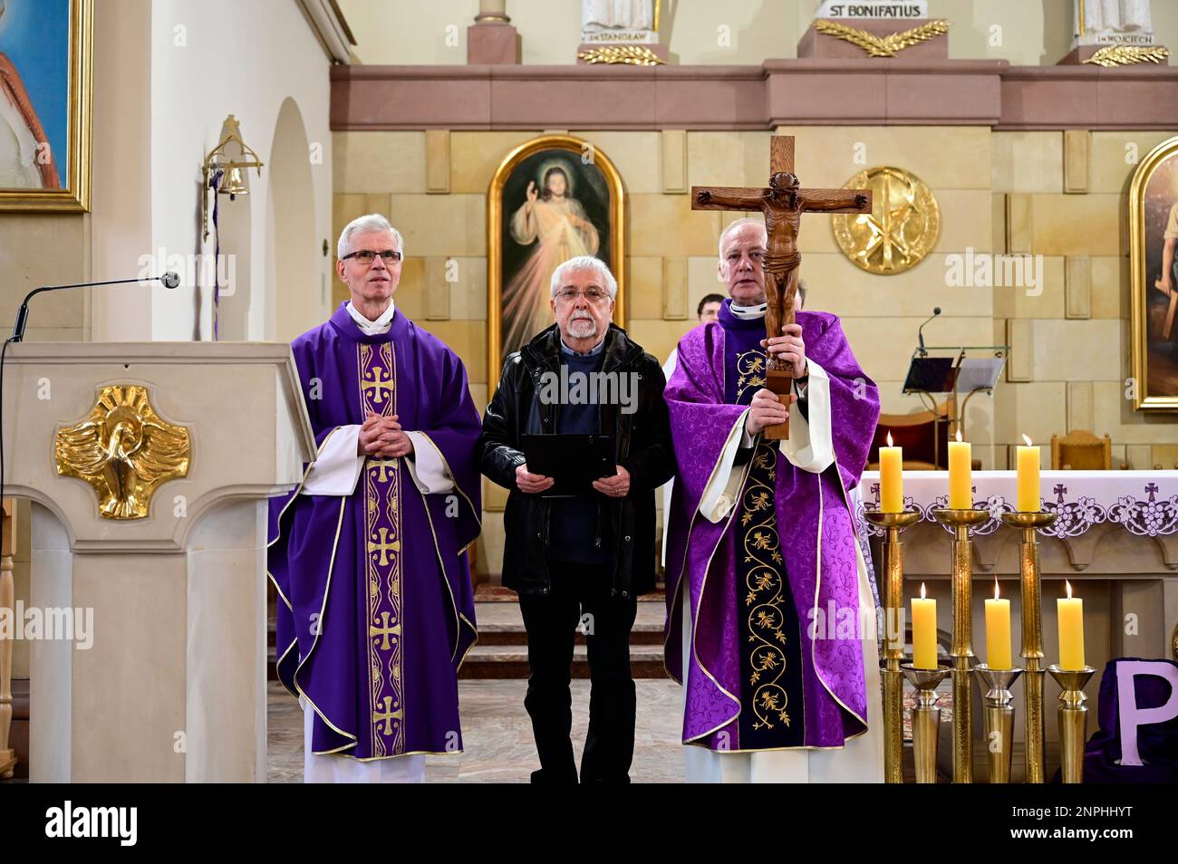 Ein Kruzifix von Oskar Wache vereint Deutsche und Polen. Görlitz/Zgorzelec. An der katholischen Sankt-Bonifatius-Kirche in der heutigen ulica Emilii P Foto Stock