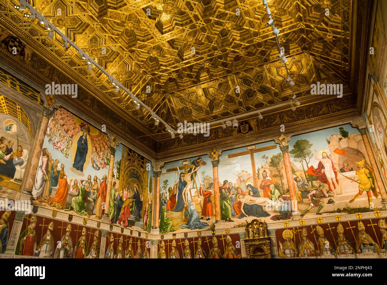 Una sala completamente affrescata con soggetti religiosi, all'interno della Cattedrale di Toledo, Spagna. Foto Stock Una sala completamente affrescata con soggetti religiosi, all'interno della Cattedrale di Toledo, Spagna. Foto Stock
