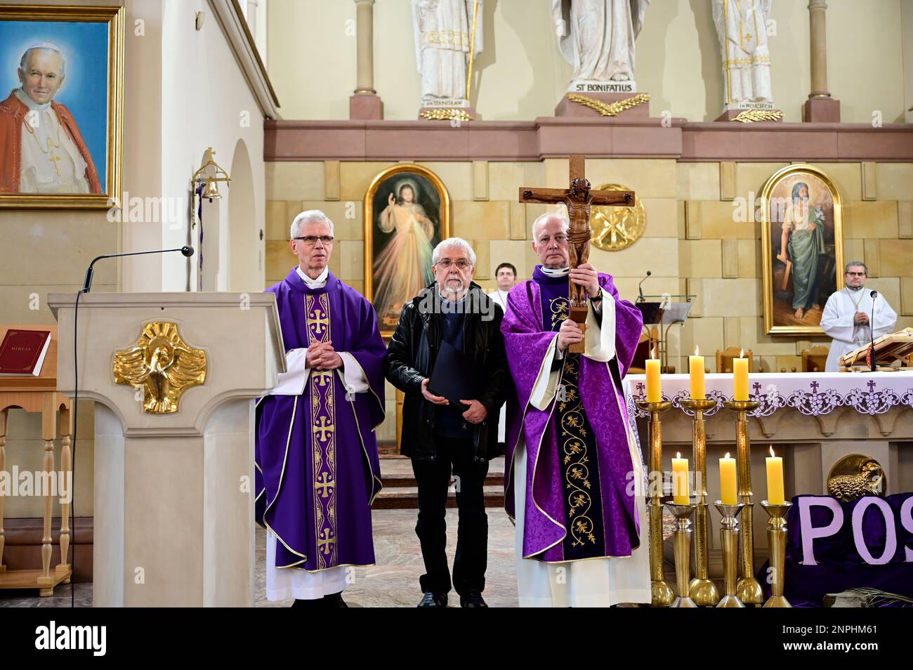 Ein Kruzifix von Oskar Wache vereint Deutsche und Polen. Görlitz/Zgorzelec. An der katholischen Sankt-Bonifatius-Kirche in der heutigen ulica Emilii P Foto Stock