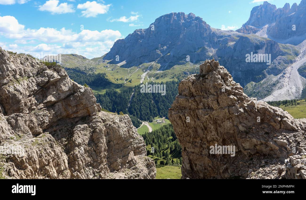 Panorama delle Dolomiti Alpine nel Nord Italia vicino al paese di San Martino di Castrozza in estate Foto Stock