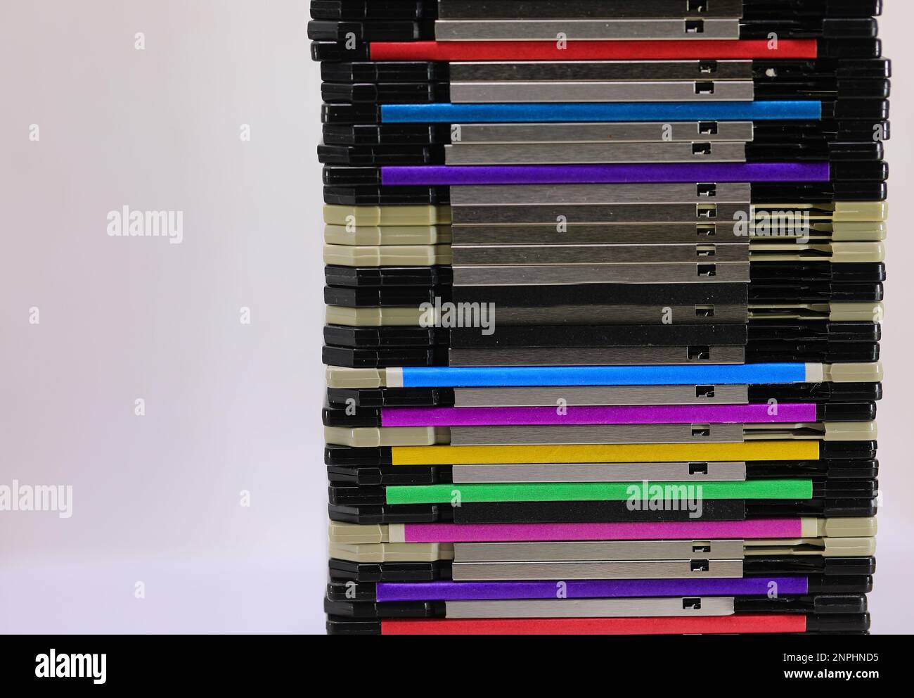 pila di floppy disk utilizzati negli anni '80s e '90s per registrare i dati dai personal computer Foto Stock