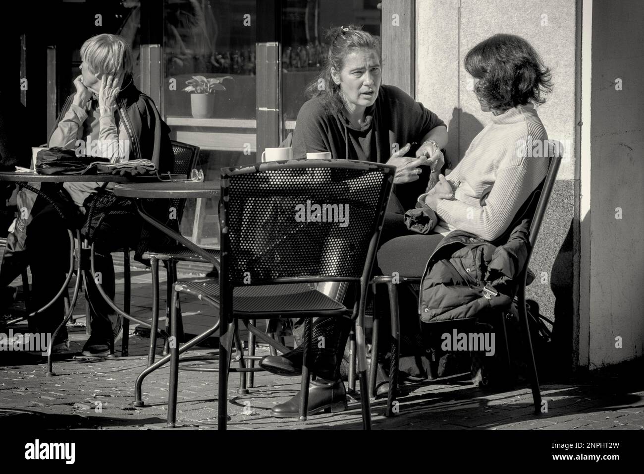 Due donne chiacchierano in un caffè all'aperto in Brattle Street a Cambridge, Massachusetts Foto Stock