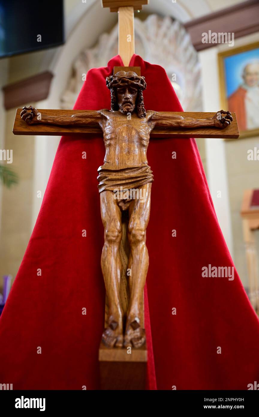 Ein Kruzifix von Oskar Wache vereint Deutsche und Polen. Görlitz/Zgorzelec. An der katholischen Sankt-Bonifatius-Kirche in der heutigen ulica Emilii P Foto Stock