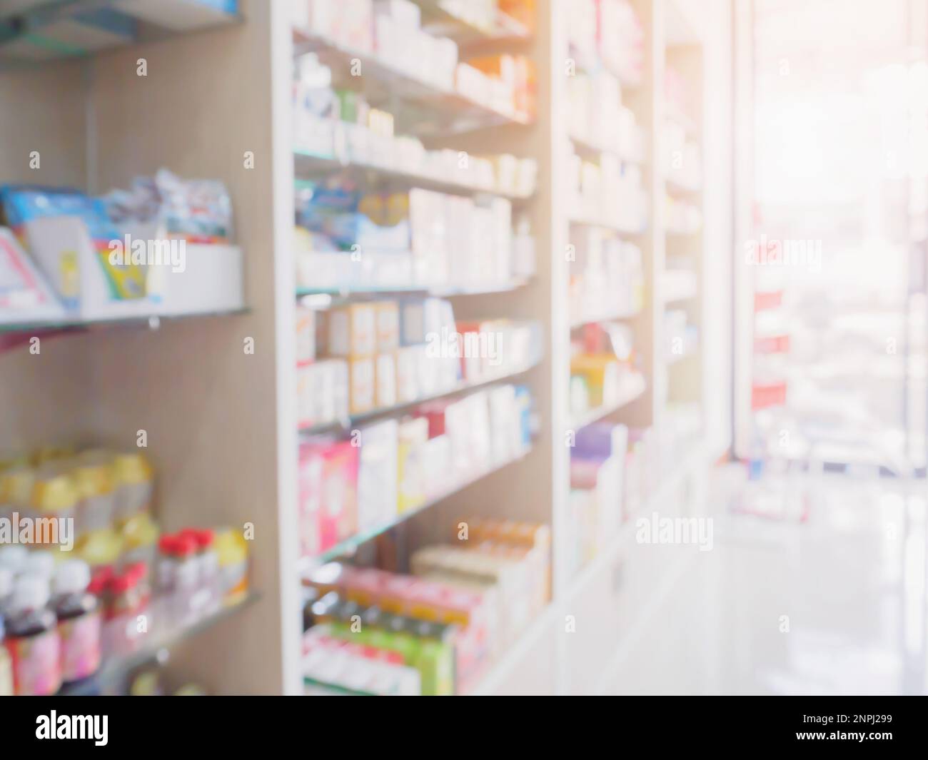 negozio interno farmacia con medicina, vitamina, integratore alimentare e assistenza sanitaria sul prodotto da banco su scaffali medici blur farmacia per backgrou Foto Stock