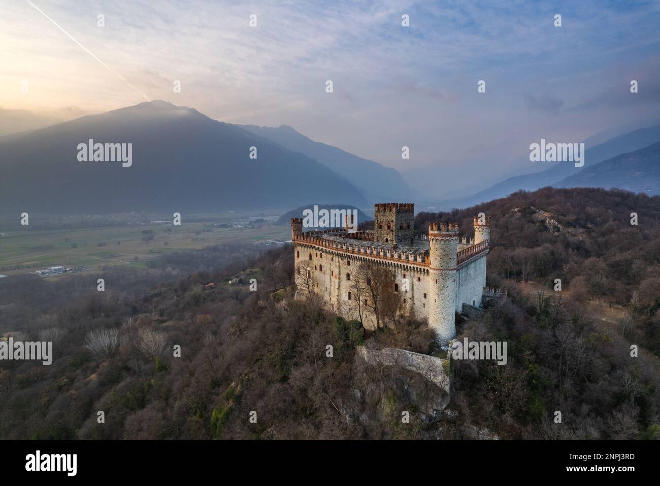 Veduta aerea del castello di Montalto Dora sul Monte Craver in inverno. Ivrea, Piemonte, Italia Foto Stock