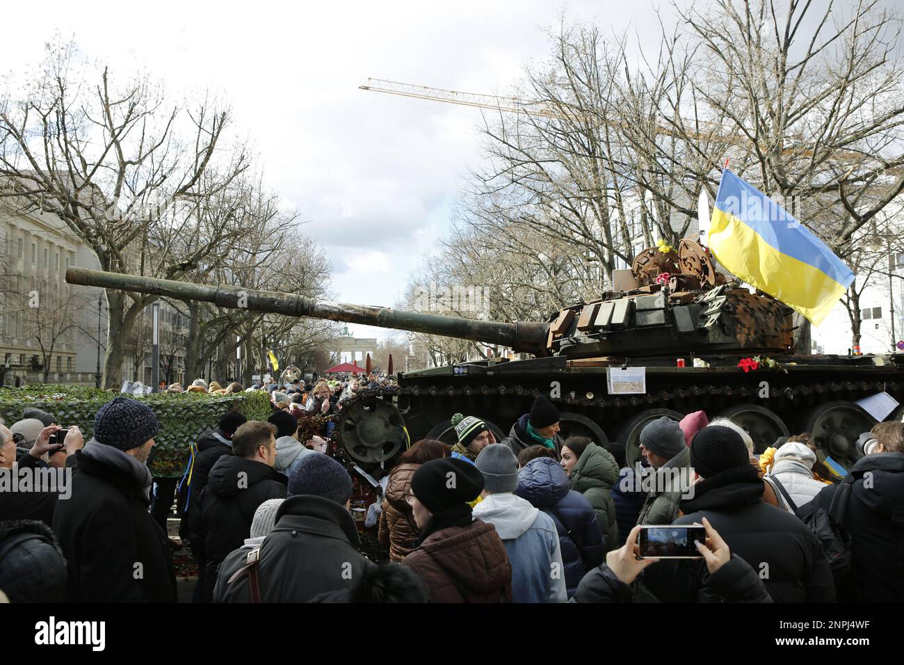 Germania, Berlino, 02/26/2023. Un carro armato naufragato si trova di fronte all'ambasciata russa a Berlino-Mitte dopo l'anniversario dell'attacco russo contro l'Ucraina. Il carro armato T-72 distrutto di fronte all'edificio Unter Den Linden come memoriale contro la guerra. Foto Stock
