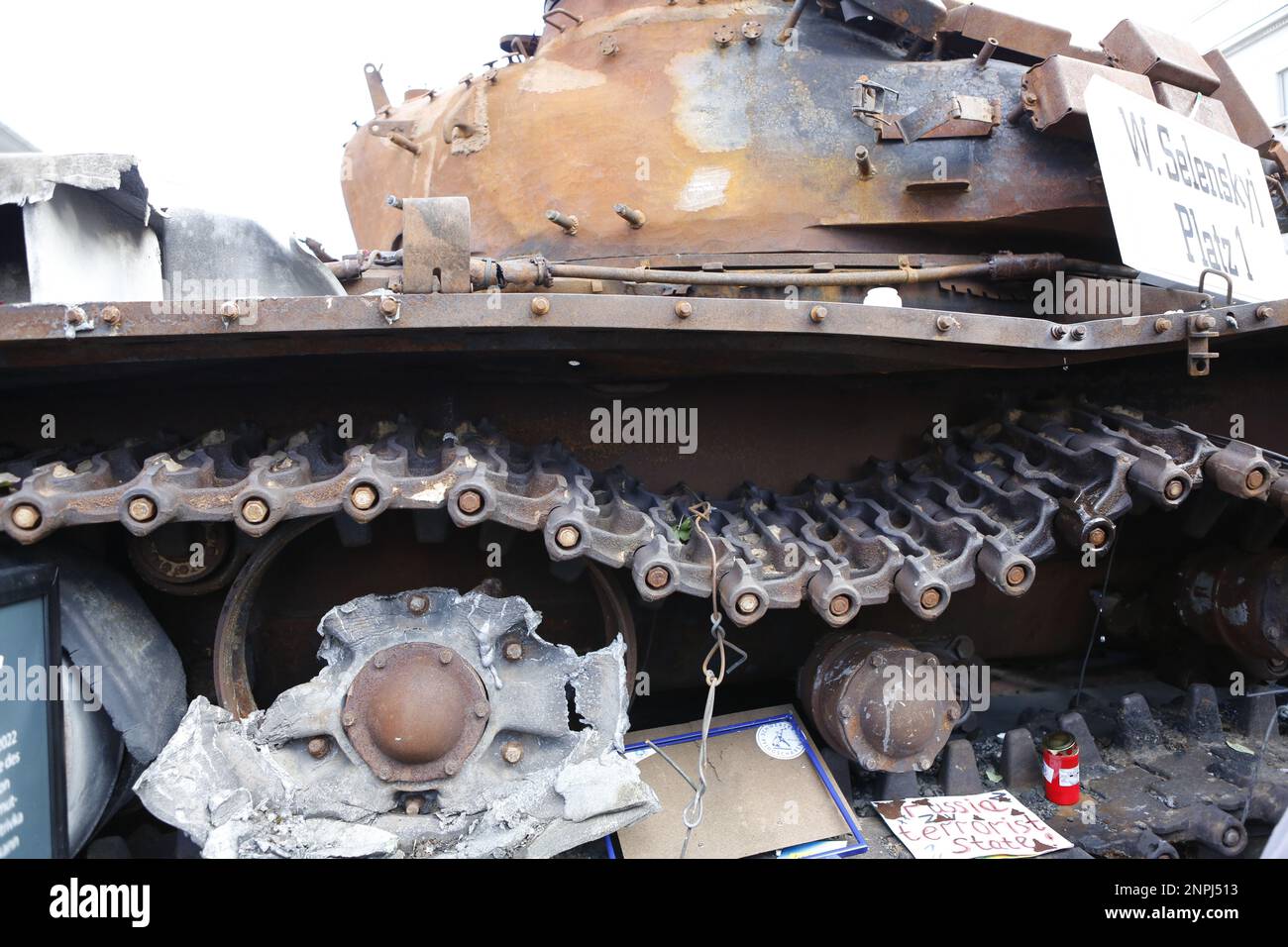 Germania, Berlino, 02/26/2023. Un carro armato naufragato si trova di fronte all'ambasciata russa a Berlino-Mitte dopo l'anniversario dell'attacco russo contro l'Ucraina. Il carro armato T-72 distrutto di fronte all'edificio Unter Den Linden come memoriale contro la guerra. Foto Stock