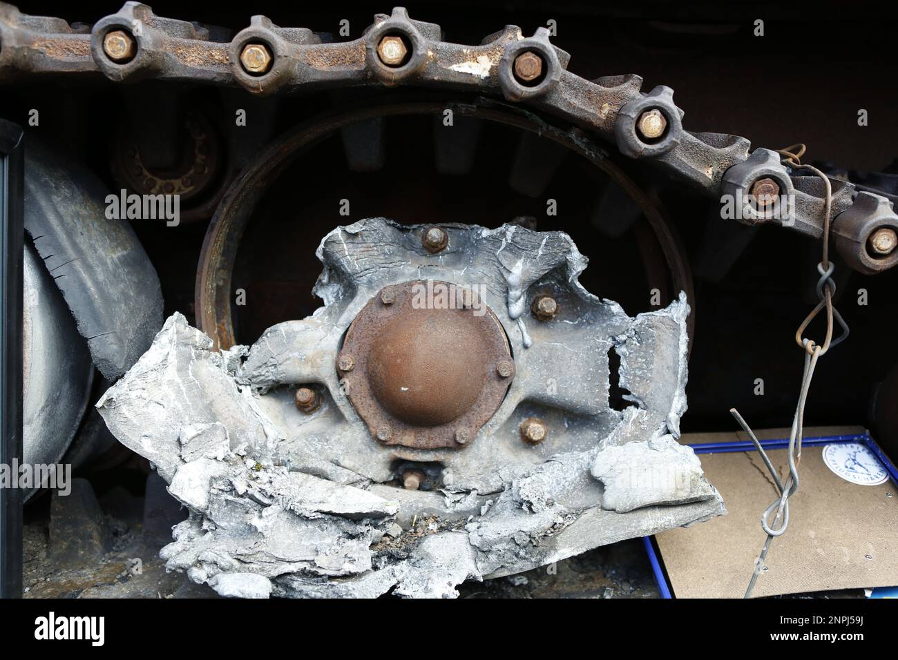 Germania, Berlino, 02/26/2023. Un carro armato naufragato si trova di fronte all'ambasciata russa a Berlino-Mitte dopo l'anniversario dell'attacco russo contro l'Ucraina. Il carro armato T-72 distrutto di fronte all'edificio Unter Den Linden come memoriale contro la guerra. Foto Stock