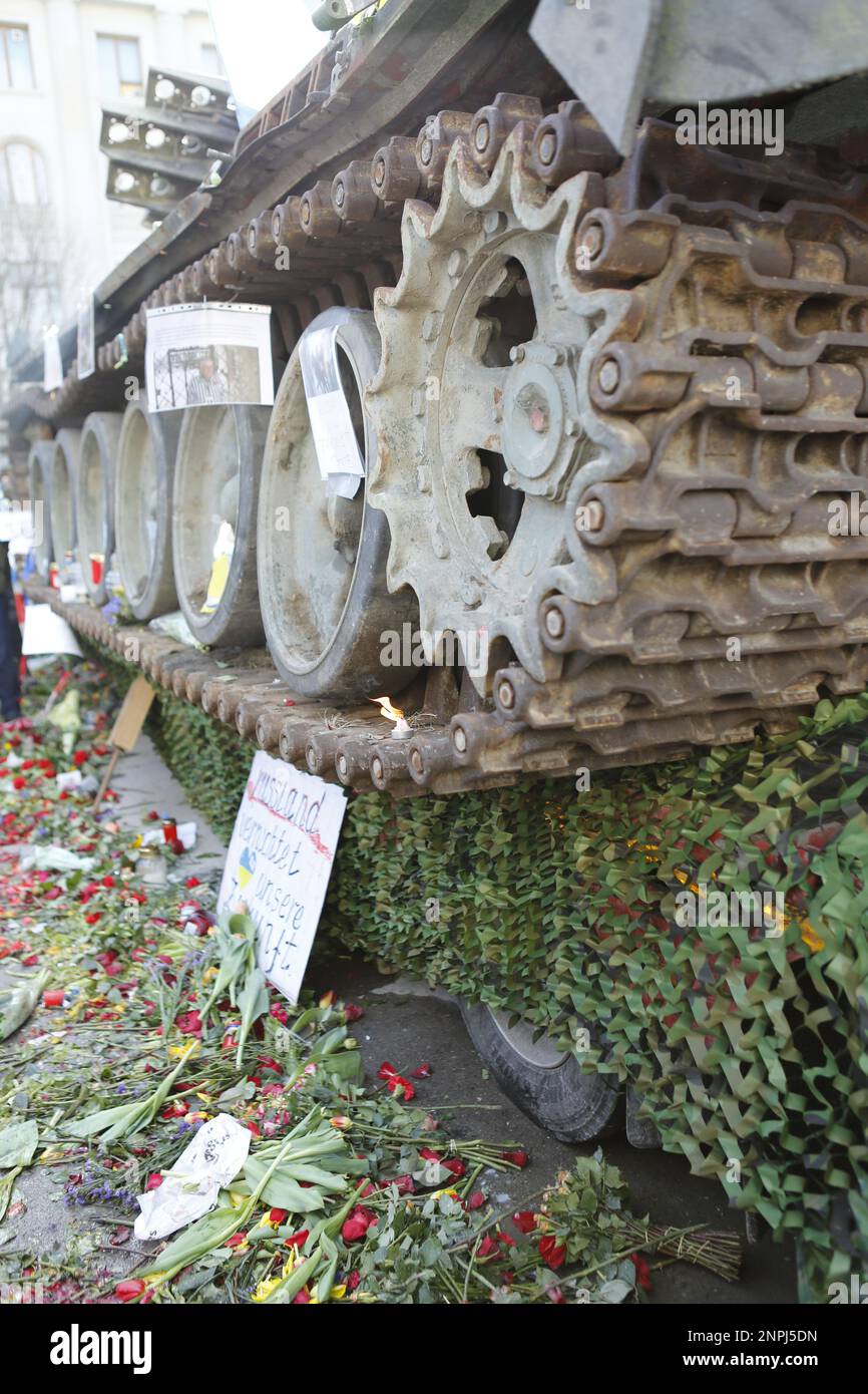 Germania, Berlino, 02/26/2023. Un carro armato naufragato si trova di fronte all'ambasciata russa a Berlino-Mitte dopo l'anniversario dell'attacco russo contro l'Ucraina. Il carro armato T-72 distrutto di fronte all'edificio Unter Den Linden come memoriale contro la guerra. Foto Stock