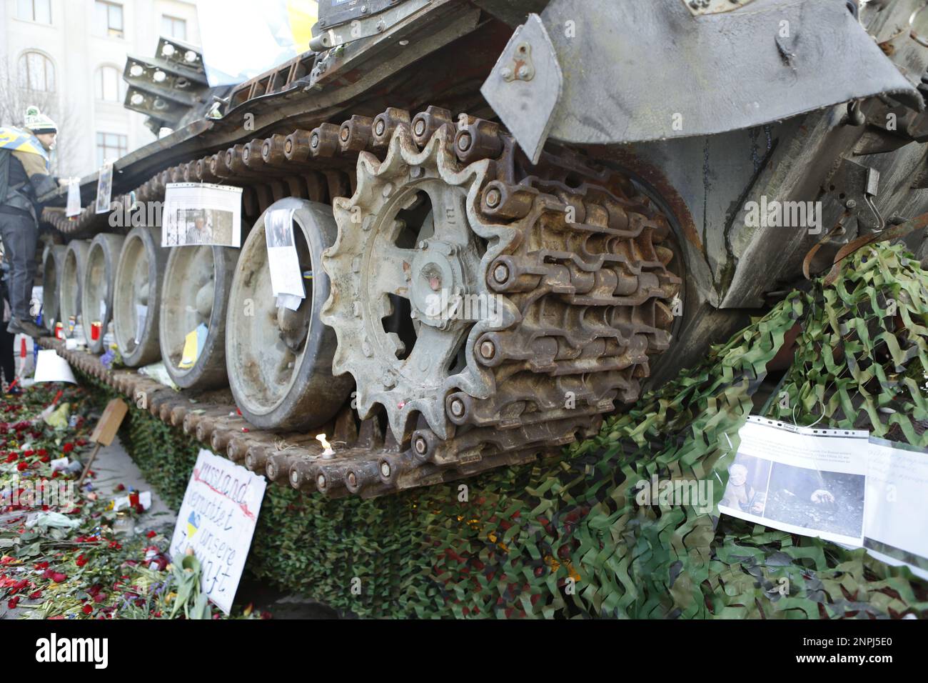 Germania, Berlino, 02/26/2023. Un carro armato naufragato si trova di fronte all'ambasciata russa a Berlino-Mitte dopo l'anniversario dell'attacco russo contro l'Ucraina. Il carro armato T-72 distrutto di fronte all'edificio Unter Den Linden come memoriale contro la guerra. Foto Stock