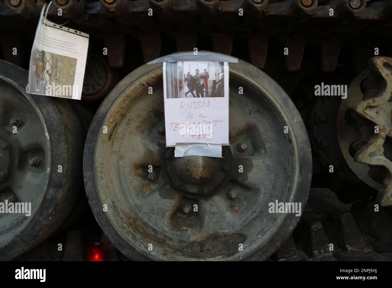 Germania, Berlino, 02/26/2023. Un carro armato naufragato si trova di fronte all'ambasciata russa a Berlino-Mitte dopo l'anniversario dell'attacco russo contro l'Ucraina. Il carro armato T-72 distrutto di fronte all'edificio Unter Den Linden come memoriale contro la guerra. Foto Stock