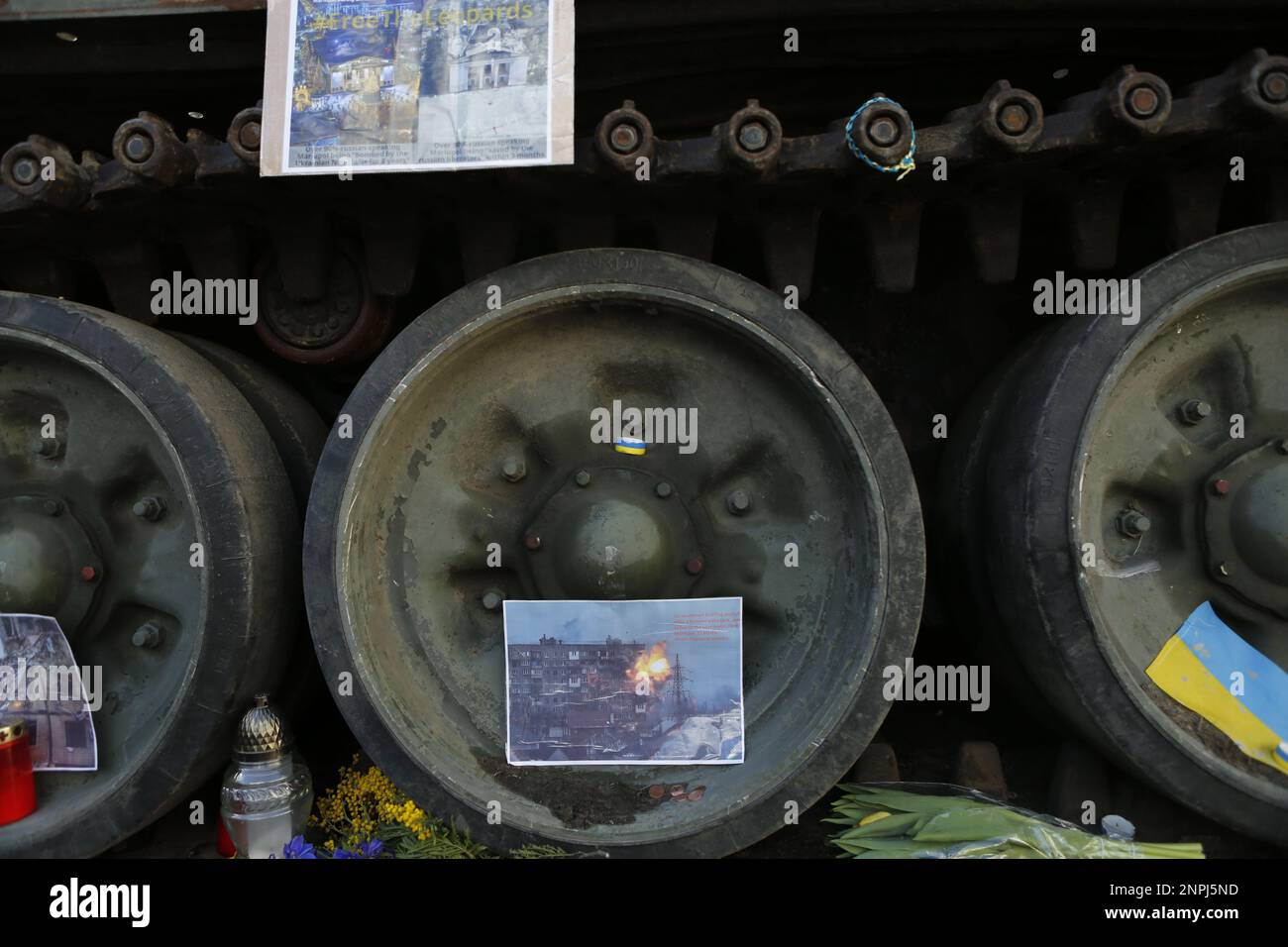 Germania, Berlino, 02/26/2023. Un carro armato naufragato si trova di fronte all'ambasciata russa a Berlino-Mitte dopo l'anniversario dell'attacco russo contro l'Ucraina. Il carro armato T-72 distrutto di fronte all'edificio Unter Den Linden come memoriale contro la guerra. Foto Stock