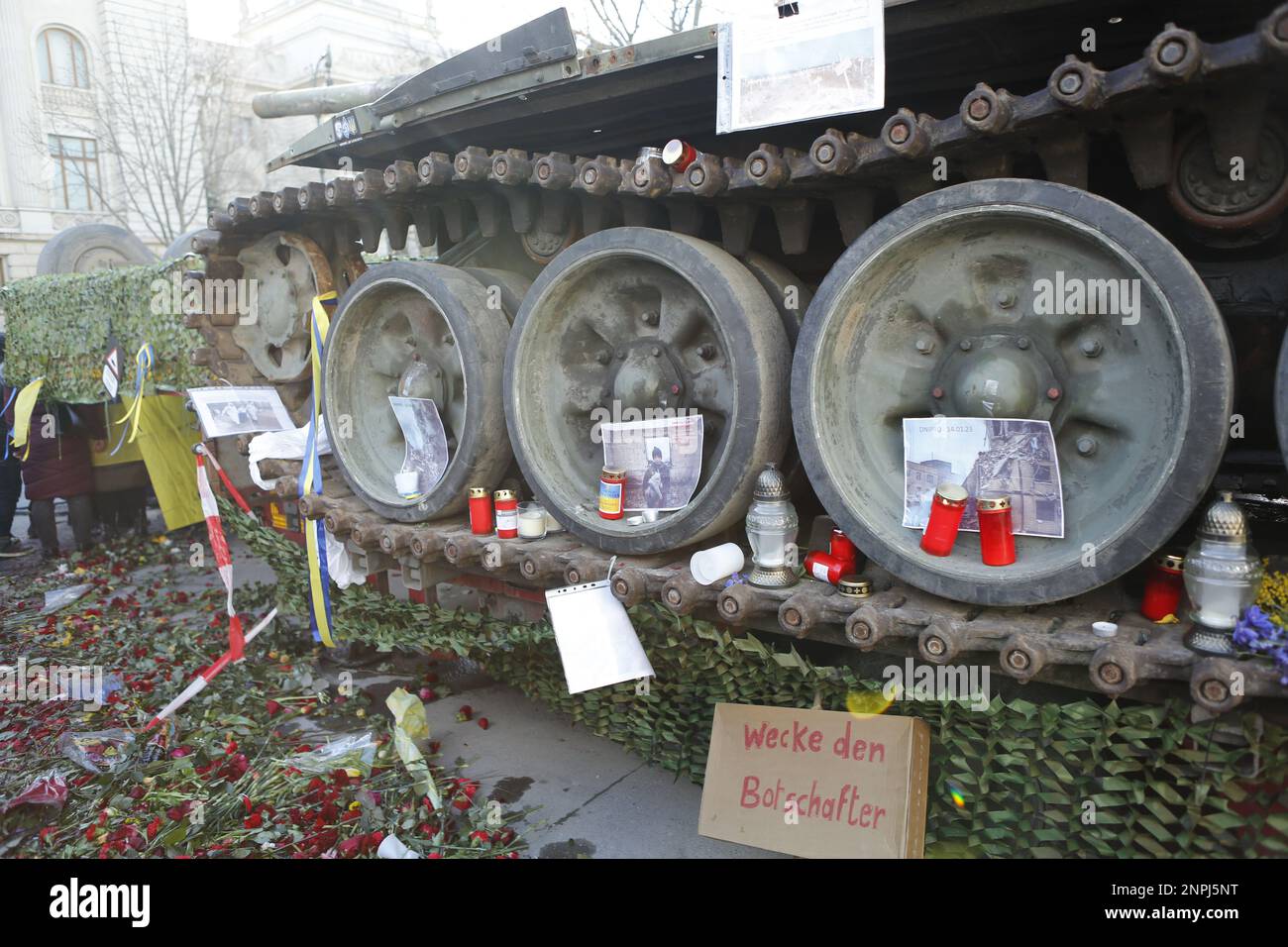 Germania, Berlino, 02/26/2023. Un carro armato naufragato si trova di fronte all'ambasciata russa a Berlino-Mitte dopo l'anniversario dell'attacco russo contro l'Ucraina. Il carro armato T-72 distrutto di fronte all'edificio Unter Den Linden come memoriale contro la guerra. Foto Stock