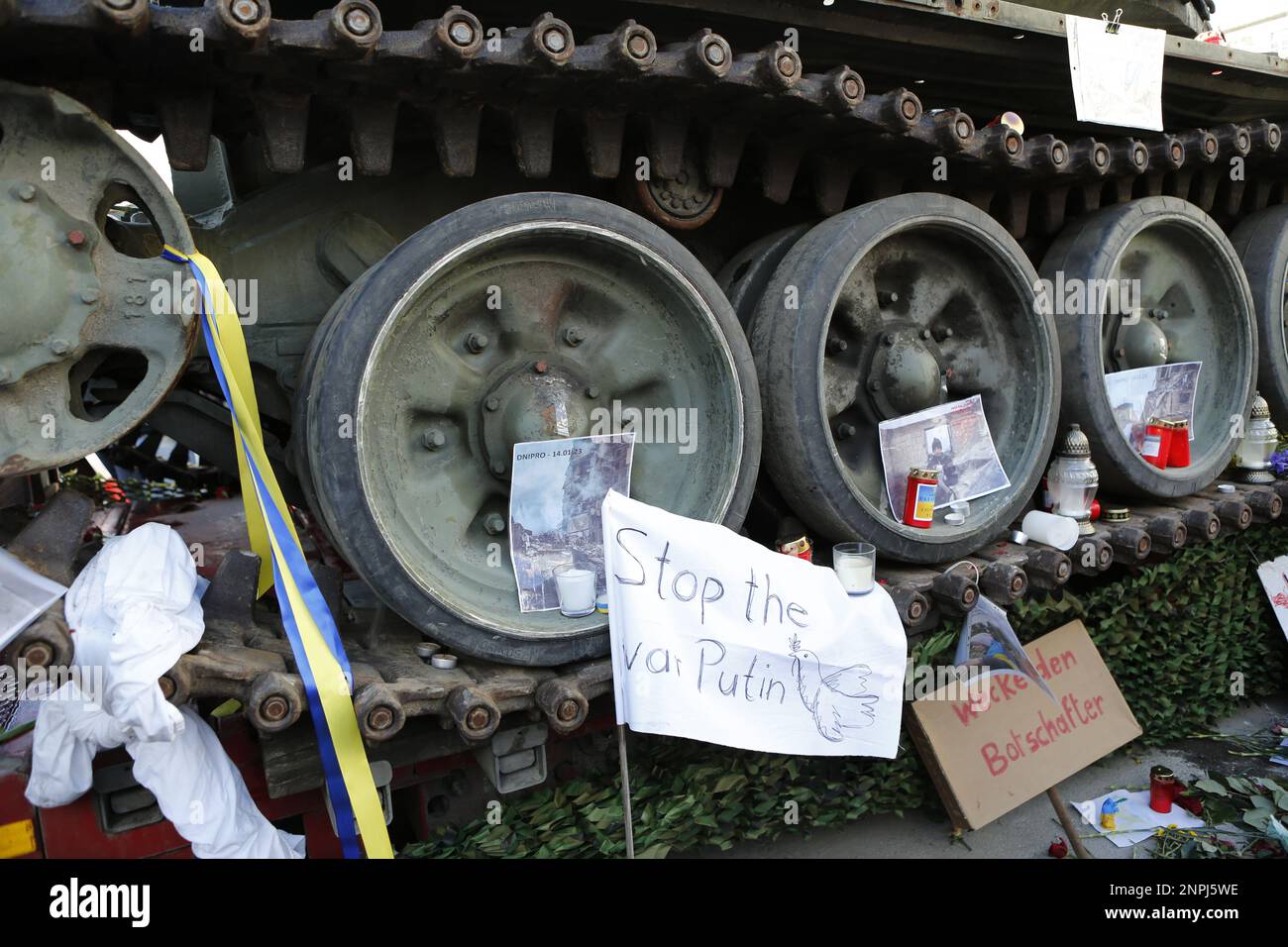 Germania, Berlino, 02/26/2023. Un carro armato naufragato si trova di fronte all'ambasciata russa a Berlino-Mitte dopo l'anniversario dell'attacco russo contro l'Ucraina. Il carro armato T-72 distrutto di fronte all'edificio Unter Den Linden come memoriale contro la guerra. Foto Stock