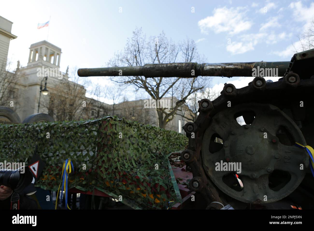 Germania, Berlino, 02/26/2023. Un carro armato naufragato si trova di fronte all'ambasciata russa a Berlino-Mitte dopo l'anniversario dell'attacco russo contro l'Ucraina. Il carro armato T-72 distrutto di fronte all'edificio Unter Den Linden come memoriale contro la guerra. Foto Stock