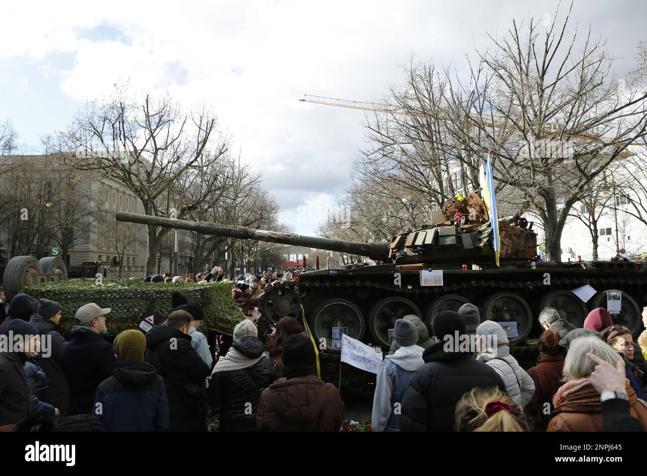 Germania, Berlino, 02/26/2023. Un carro armato naufragato si trova di fronte all'ambasciata russa a Berlino-Mitte dopo l'anniversario dell'attacco russo contro l'Ucraina. Il carro armato T-72 distrutto di fronte all'edificio Unter Den Linden come memoriale contro la guerra. Foto Stock