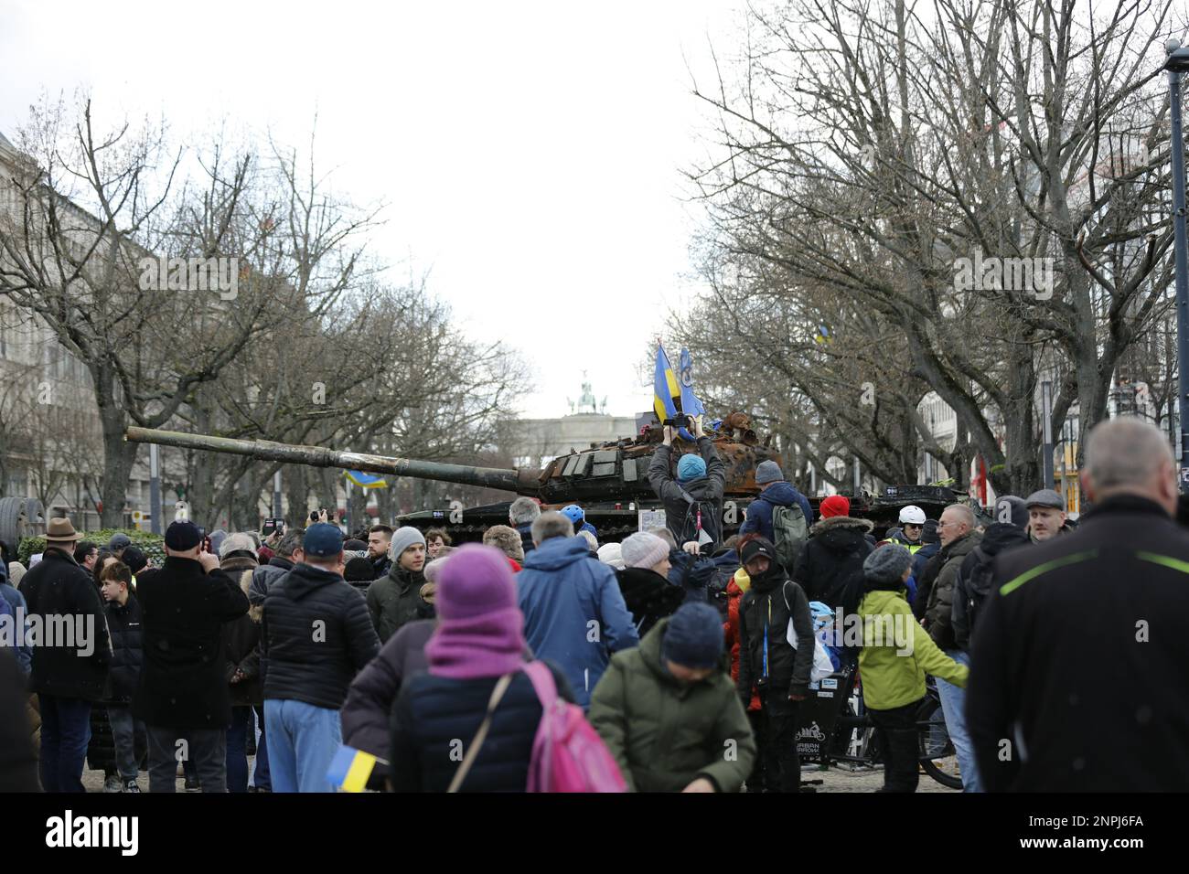 Germania, Berlino, 02/26/2023. Un carro armato naufragato si trova di fronte all'ambasciata russa a Berlino-Mitte dopo l'anniversario dell'attacco russo contro l'Ucraina. Il carro armato T-72 distrutto di fronte all'edificio Unter Den Linden come memoriale contro la guerra. Foto Stock