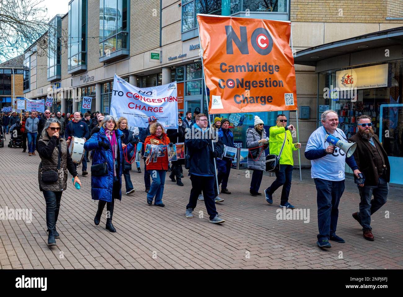 Tassa di congestione protesta march Cambridge City Centre 27/2/23 contro la tassa di congestione proposta dal Greater Cambridge Partnership GCP. Foto Stock