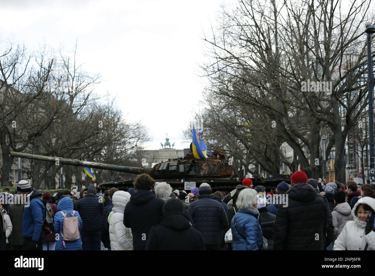Germania, Berlino, 02/26/2023. Un carro armato naufragato si trova di fronte all'ambasciata russa a Berlino-Mitte dopo l'anniversario dell'attacco russo contro l'Ucraina. Il carro armato T-72 distrutto di fronte all'edificio Unter Den Linden come memoriale contro la guerra. Foto Stock