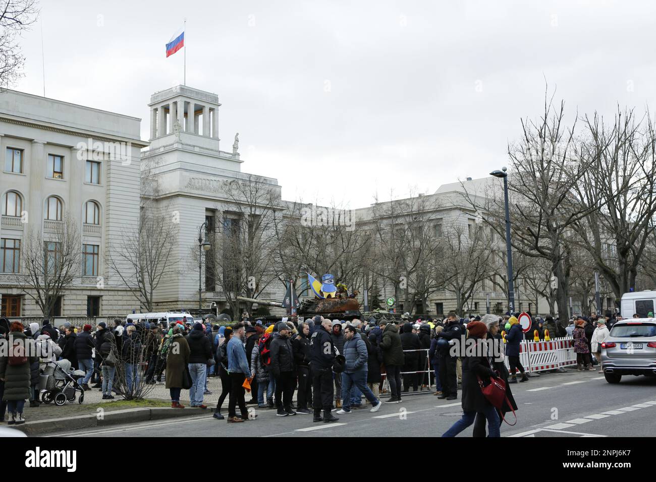 Germania, Berlino, 02/26/2023. Un carro armato naufragato si trova di fronte all'ambasciata russa a Berlino-Mitte dopo l'anniversario dell'attacco russo contro l'Ucraina. Il carro armato T-72 distrutto di fronte all'edificio Unter Den Linden come memoriale contro la guerra. Foto Stock