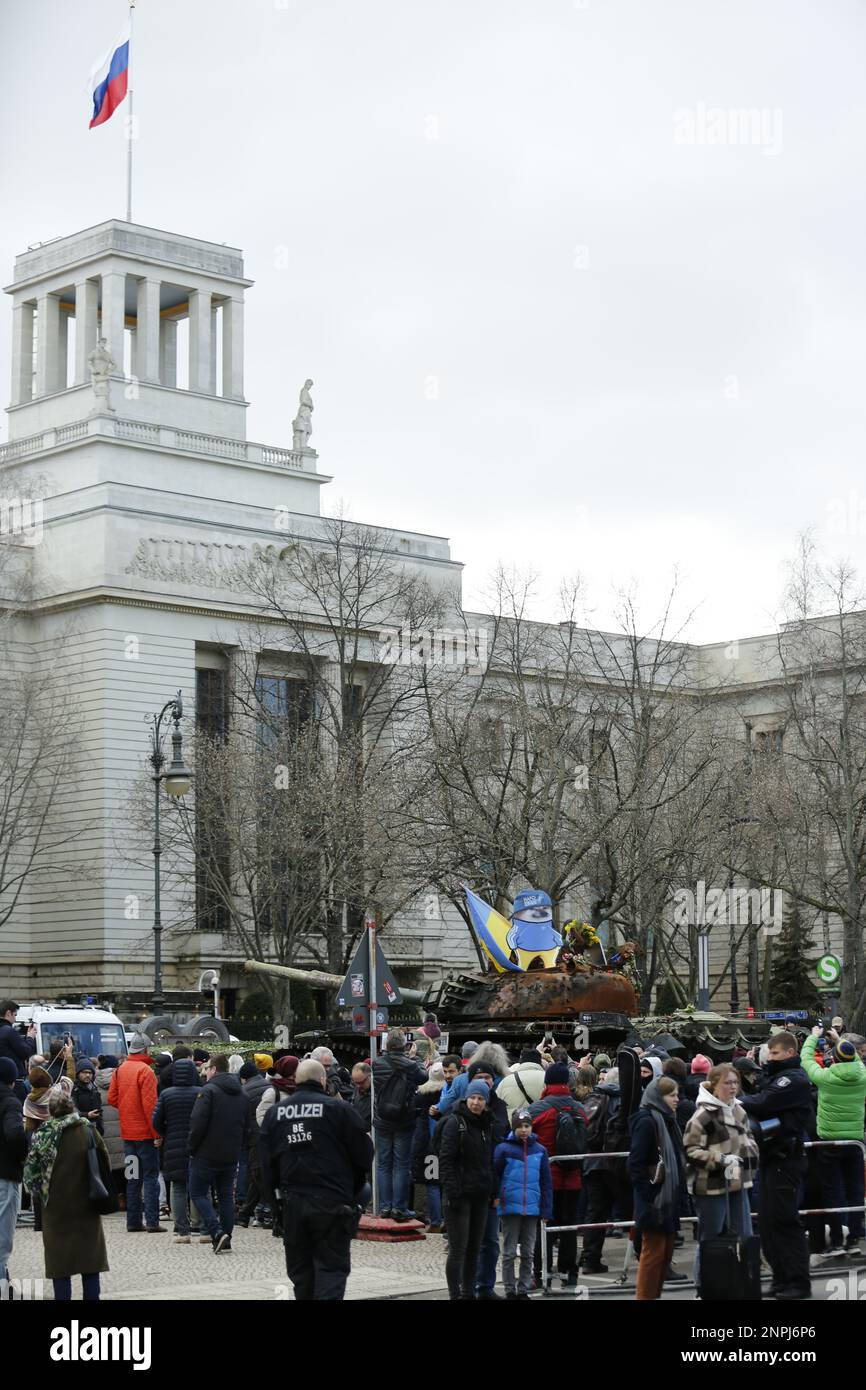 Germania, Berlino, 02/26/2023. Un carro armato naufragato si trova di fronte all'ambasciata russa a Berlino-Mitte dopo l'anniversario dell'attacco russo contro l'Ucraina. Il carro armato T-72 distrutto di fronte all'edificio Unter Den Linden come memoriale contro la guerra. Foto Stock