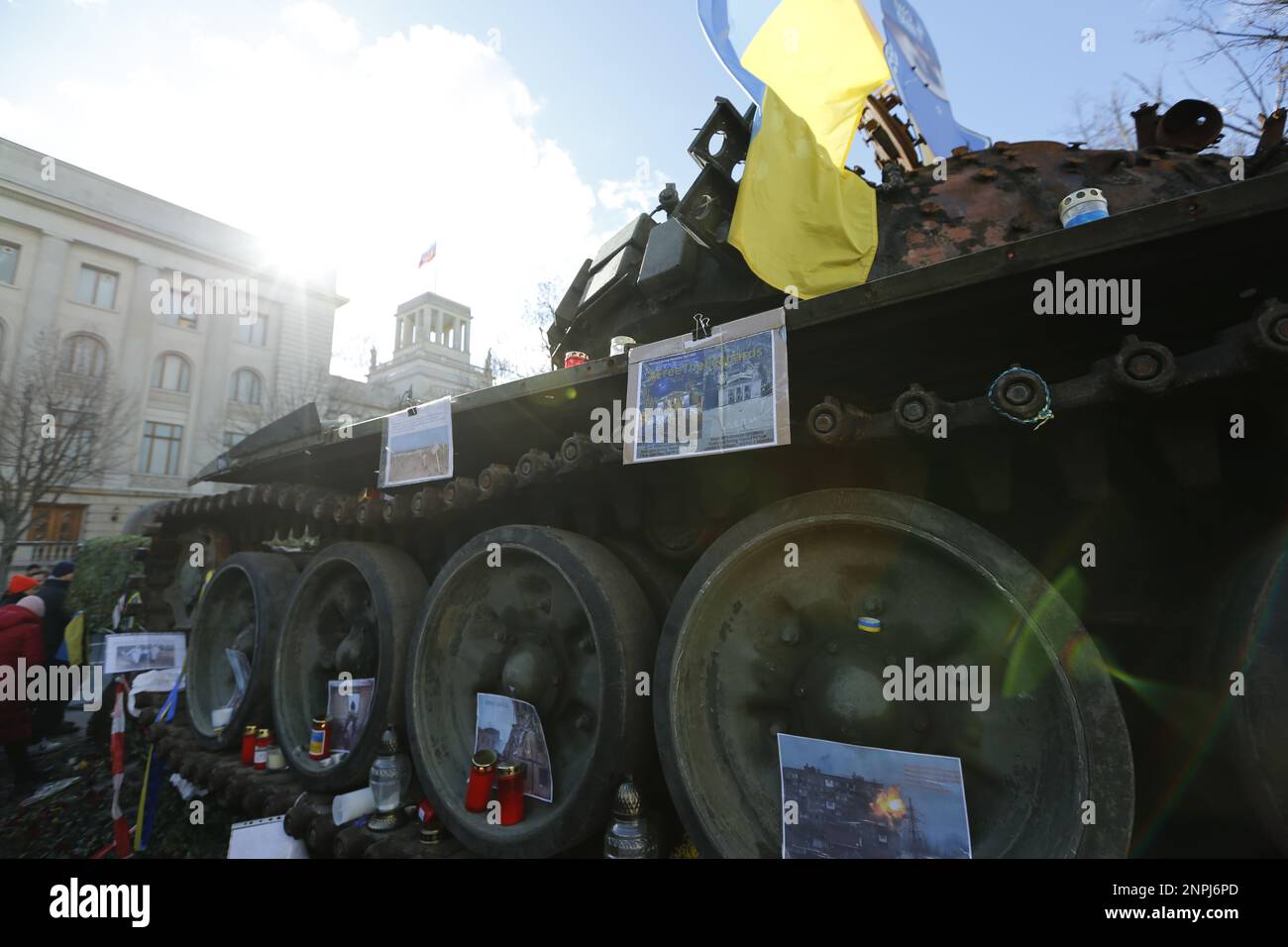 Germania, Berlino, 02/26/2023. Un carro armato naufragato si trova di fronte all'ambasciata russa a Berlino-Mitte dopo l'anniversario dell'attacco russo contro l'Ucraina. Il carro armato T-72 distrutto di fronte all'edificio Unter Den Linden come memoriale contro la guerra. Foto Stock