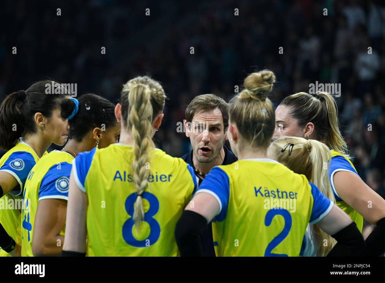 Mannheim, Germania. 26th Feb, 2023. Mannheim, Germania, febbraio 26th 2023: Felix Kossowski, capo allenatore di Palmberg Schwerin, durante la partita finale femminile di DVV-Pokal 2022/2023 tra SSC Palmberg Schwerin e SC Potsdam alla SAP Arena di Mannheim, Germania. (Norina Toenges/SPP) Credit: SPP Sport Press Photo. /Alamy Live News Foto Stock