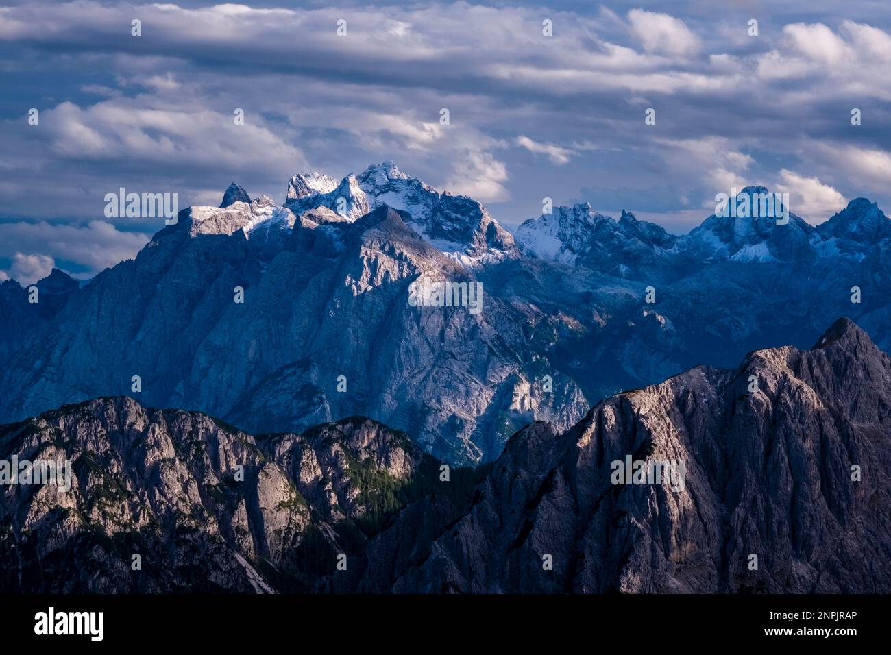 La cima del monte Cimon del Froppa, la vetta più alta della catena delle Marmarole, vista da Paternscharte. Foto Stock