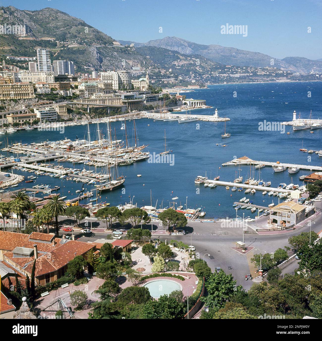 1960s, storico, Monaco, una vista su Port Hercules, l'unico porto di acque profonde del principato e in uso fin dai tempi antichi. Situato nel quartiere di la Condamine, il moderno porto con ormeggi per centinaia di barche è stato costruito per la prima volta nel 1926. Foto Stock