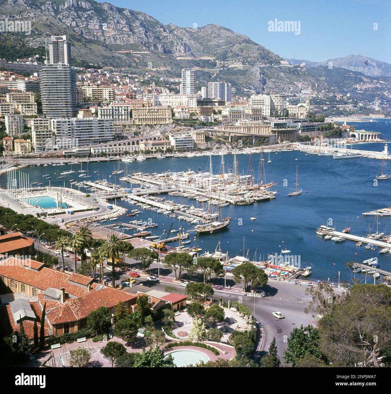 1960s, storico, Monaco, una vista su Port Hercules, l'unico porto di acque profonde del principato e in uso fin dai tempi antichi. Situato nel quartiere di la Condamine, il moderno porto con ormeggi per centinaia di barche è stato costruito per la prima volta nel 1926. Foto Stock