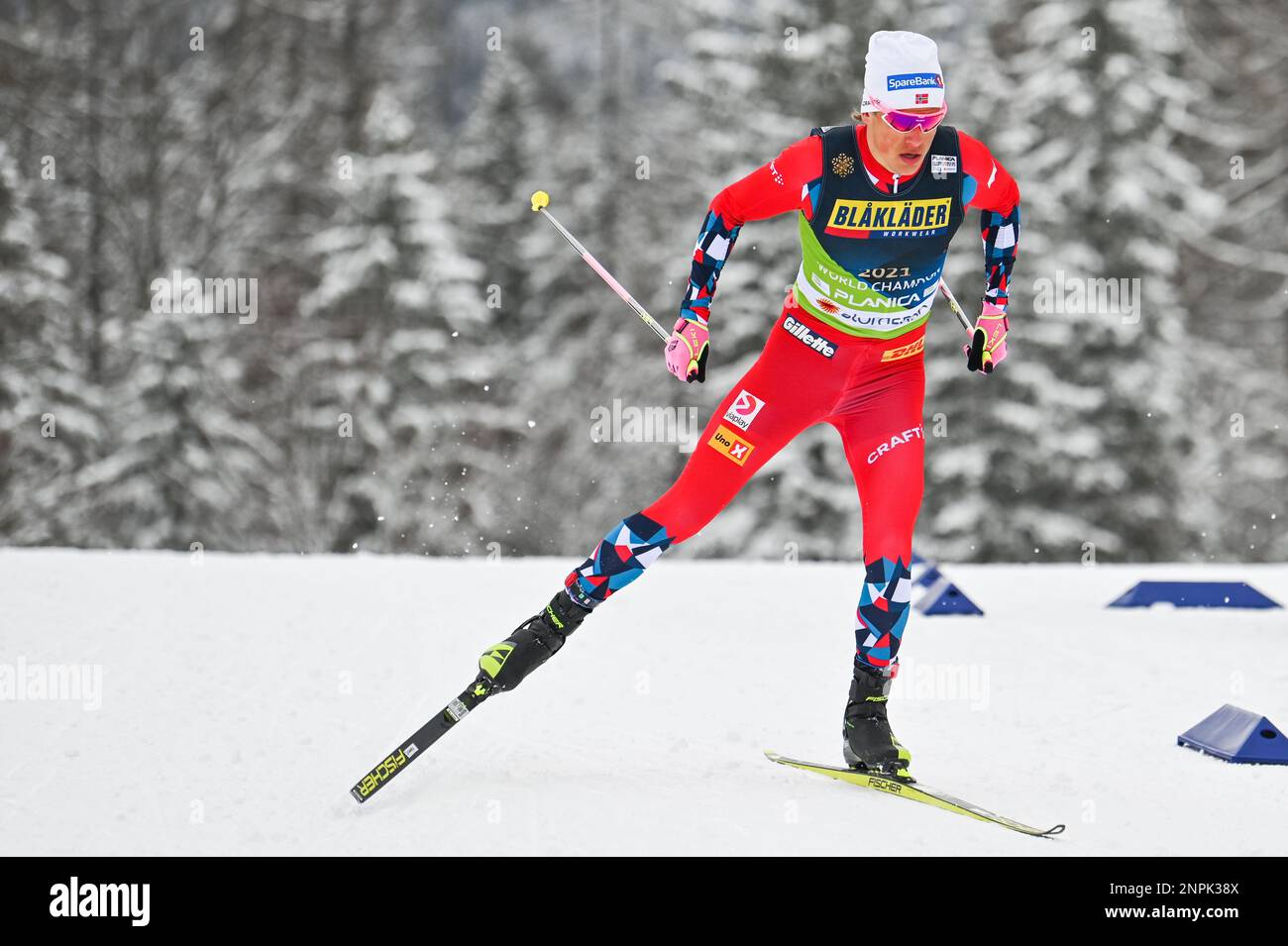 Planica, Slovenia. 26th Feb, 2023. Il norvegese Johannes Hoesflot Klaebo in rotta per prendere la medaglia d'oro nello sprint della squadra in occasione dei Campionati FIS World Nordic Ski Championships 2023 a Planica, Slovenia, 26 febbraio 2023 con il suo compagno di squadra Paal Golberg. John Lazenby/Alamy Live News Credit: John Candler Lazenby/Alamy Live News Foto Stock