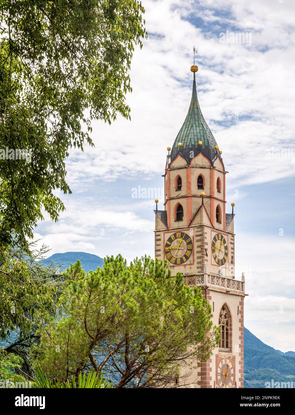 Campanile della chiesa parrocchiale di Merano - San Cattedrale di Nicholas di Merano in Alto Adige, Trentino Alto Adige, Italia settentrionale Foto Stock