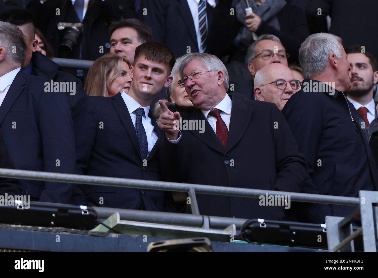 Wembley Stadium, Londra, Regno Unito. 26th Feb, 2023. Carabao League Cup Final Football, Manchester United contro Newcastle United; ex manger Manchester Utd Sir Alex Ferguson parla con le persone in stand Credit: Action Plus Sports/Alamy Live News Foto Stock