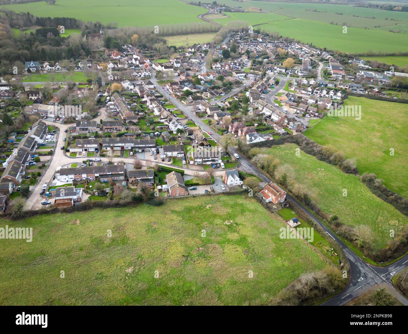 Veduta aerea di un tipico villaggio inglese che mostra l'espansione dello sviluppo di alloggi nel corso degli anni. Foto Stock