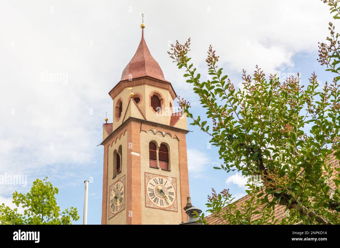 Campanile di San La Parrocchiale di Giovanni Battista risale al 1164 nel villaggio Tirolo, provincia di Bolzano, Alto Adige, Italia settentrionale - Europa Foto Stock