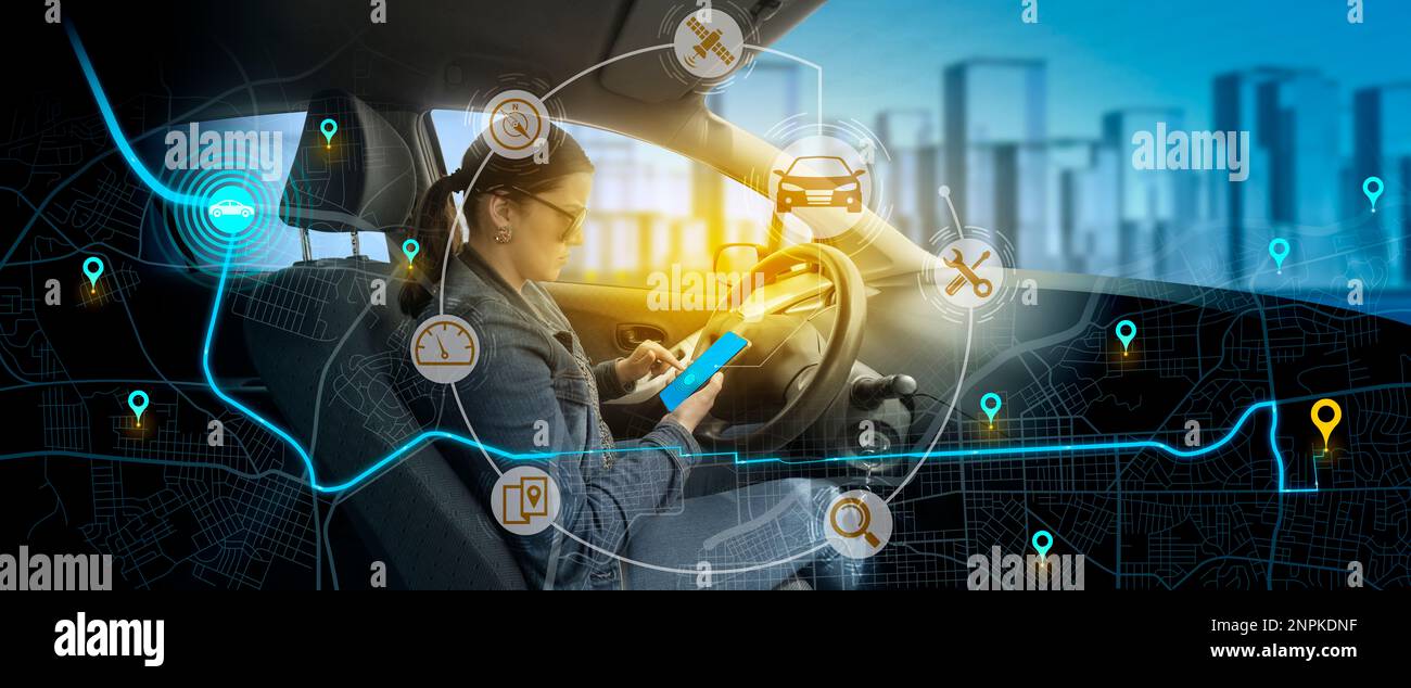 Mappa della città con percorso segnato con spille e icone di auto, satellite, meccanico con sfondo di giovane donna seduta al volante del suo veicolo Foto Stock