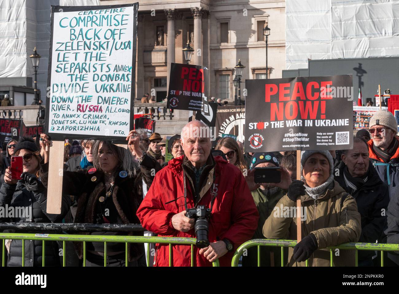 Londra, Regno Unito. 25th febbraio, 2023. I dimostranti partecipano a un raduno a Trafalgar Square per chiedere il cessate il fuoco e negoziare un accordo in Ucraina un anno dopo l'invasione della Russia. La marcia e il rally sono stati organizzati dalla Stop the War Coalition (StWC) e dalla Campagna per il disarmo nucleare (CND). Credit: Notizie dal vivo di Mark Kerrison/Alamy Foto Stock