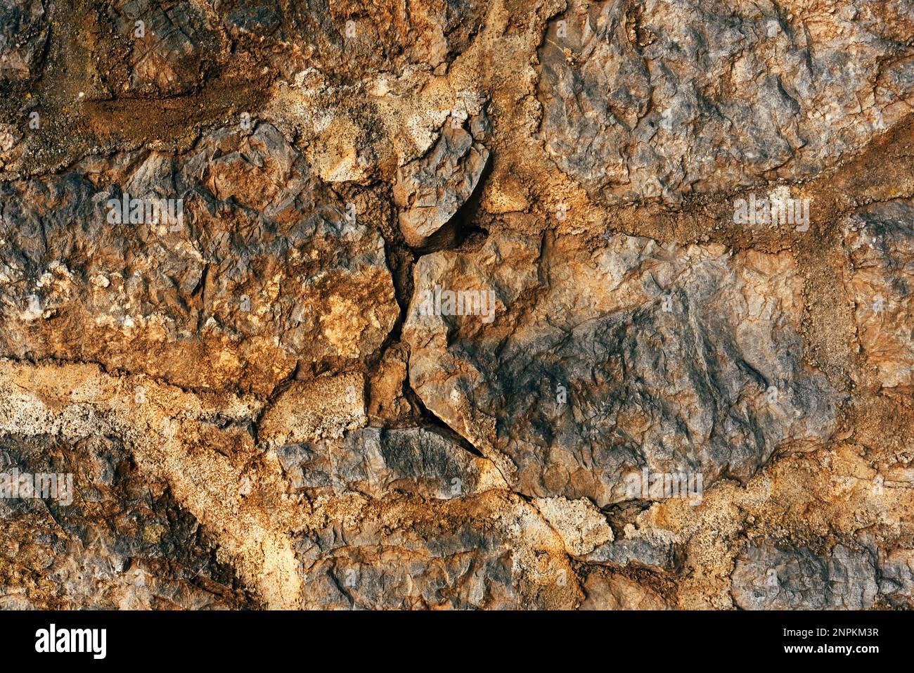 Vecchio muro di pietra usurato come sfondo. Particolare dalla città di Lovran in Croazia. Foto Stock